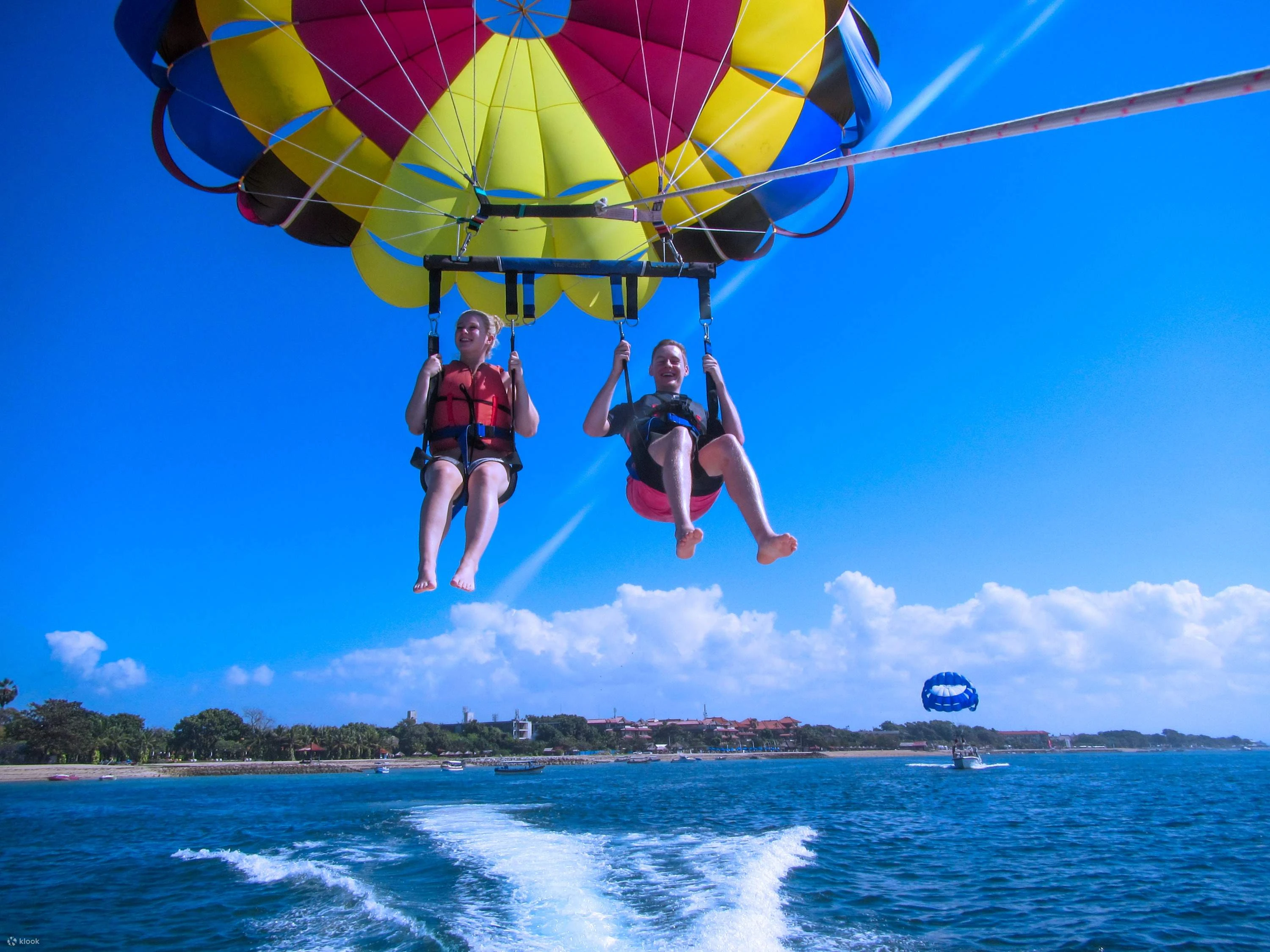 Come funziona il parasailing? Ecco quello che devi sapere