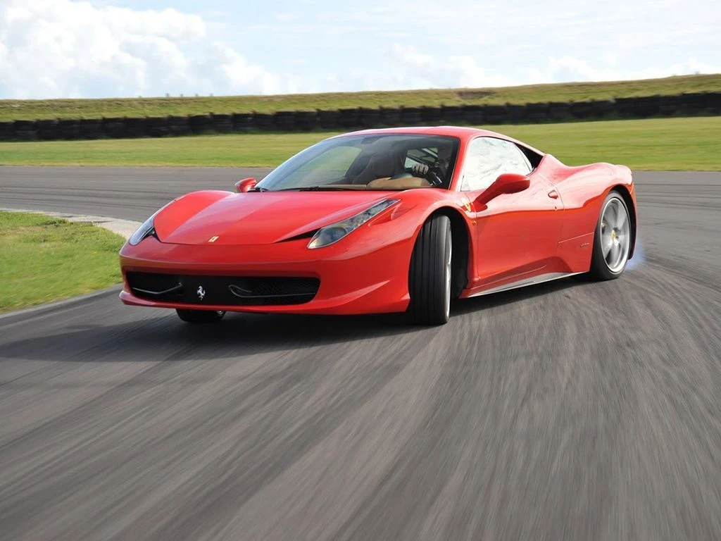 Come organizzare un'esperienza di guida su Ferrari a Torino