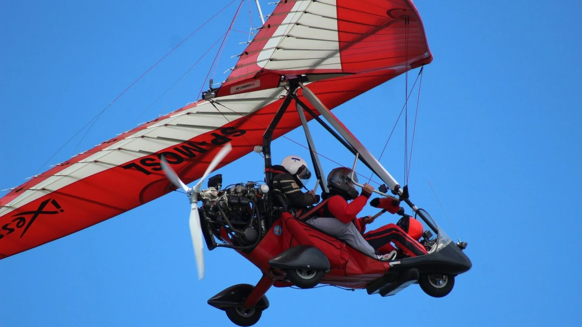 Cos'è il deltaplano a motore e dove provarlo in Italia